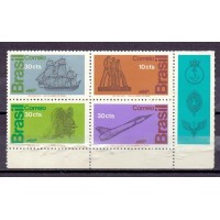 C-0769/772 - 1972 - HOMENAGEM ÀS FORÇAS ARMADAS - SÉRIE 4 SELOS EMITIDOS EM QUADRA COM VINHETA LATERAL COM OS EMBLEMAS DAS ARMAS - MINT - GOMADA - RHM R$ 35,00 (7 UFS X R$ 5,00)