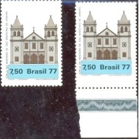 C-1025 – 1977 – MOSTEIRO SÃO BENTO – MARGEM INFERIOR DE FOLHA – GRANDE DESLOCAMENTO VERTICAL DE TODA A IMAGEM DO SELO - NOVOS - GOMADOS