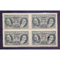 A-045/45C - QUADRA - NOVA - GOMADA - CHARNEIRA - SELO INFERIOR DIREITO É VARIEDADE LÁGRIMA NO OLHO DIREITO DO GETÚLIO - 1942 - 5º ANIVERSÁRIO DO ESTADO NOVO - SELO C-0167 - C/ SOBRECARGA PRETA - RHM R$ 1.187,50 (237,50 UFS X 5,00)