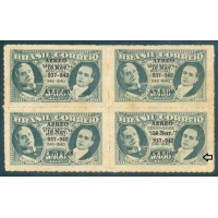 A-045/45B - 1942 - 5º ANIVERSÁRIO DO ESTADO NOVO - SELO C-0167 - C/ SOBRECARGA PRETA - PRESIDENTE CARMONA E VARGAS - QUADRA - NOVA - GOMADA - PONTOS DE OXIDAÇÃO - SELO INFERIOR DIREITO É VARIEDADE BROCHE - RHM R$ 530,00 (106 UFS X 5,00)