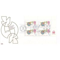 ONU NEW YORK - 1974 - CENTENÁRIO DA UPU - 10c GLOBO E CORNETA POSTAL EM QUADRA SOBRE FDC ILUSTRADO COM POMBOS ESTILIZADOS - Y 0239