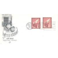 ONU NEW YORK - 1957 - SÉRIE CORRENTE 4c GLOBO TERRESTRE E PROTEÇÃO COM EMBLEMA DA ONU - 2 SELOS IGUAIS SOBRE FDC ILUSTRADO - Y A-05