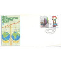 ONU NEW YORK - 1980 - NOVA ORDEM ECONÔMICA INTERNACIONAL GRÁFICO R CHAVE FORMADOS POR CORES DE BANDEIRAS - SÉRIE 2 SELOS - FDC ILUSTRADO COM GLOBO TERRESTRE
