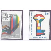 ONU NEW YORK - 1980 - MINT - NOVA ORDEM ECONÔMICA INTERNACIONAL GRÁFICO E CHAVE FORMADA COM BANDEIRAS - SÉRIE 2 SELOS - Y 308/09 