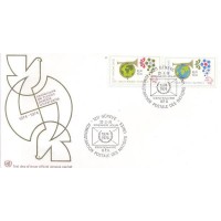 ONU GENEVE - 1974 - CENTENÁRIO DA UPU - CORNETA DO CORREIO ENVOLVENDO O GLOBO TERRESTRE - SÉRIE DE 2 SELOS SOBRE FDC ILUSTRADO C/ POMBOS ESTILIZADOS