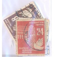 ALEMANHA DDR - 1950 - USADO - LUTA PELA PAZ - MÃOS E POMBA DA PAZ - SÉRIE 4 SELOS - O SELO Nº 29 DE 8p ESTÁ C/ UM DEFEITO NO PICOTE DO CANTO SUPERIOR ESQUERDO - YT-0028/31