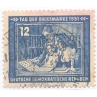 ALEMANHA DDR - 1951 - DIA DO SELO - FILATELISTA MOSTRANDO COLEÇÃO DE SELOS PARA CRIANÇA - YT-0047 - MI-295 - USADO