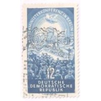ALEMANHA DDR - 1954 - USADO - CONFERÊNCIA DOS QUATRO EM BERLIN - MESA C/ 4 CADEIRAS POMBA DA PAZ E MULTIDÃO - YT-0146