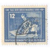 ALEMANHA DDR - 1951 - USADO - DIA DO SELO - FILATELISTA MOSTRANDO COLEÇÃO DE SELOS PARA CRIANÇA - YT-0047 - MI-295 