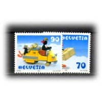 SUIÇA - Y 1601/1602 (1999) PINGU PERSONAGEM DE DESNHO ANIMADO BEBÊ PINGU COMO CARTEIRO E PAPAI PINGU DISTRIBUINDO A CORRESPONDÊNCIA DE MOTONEVE - SÉRIE 2 SELOS MINT 
