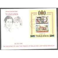 TANZANIA - Y B-0024 (1981) CASAMENTO REAL DO PRÍNCIPE CHARLES COM LADY DIANA - BLOCO DE 1977 ( 25º ANIVERSÁRIO DA COROAÇÃO DA RAINHA ELIZABETH II ) , COM SOBRECARGA ESPECIAL PARA O CASAMENTO DO PRÍNCIPE - BLOCO SOBRE FDC ILUSTRADO