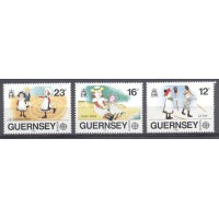 GUERNSEY - Y 0451/453 (1989) TEMA EUROPA : JOGOS INFANTIS : PINTURA, BONECA , JOGO DE AMARELINHA EM CARACOL - SÉRIE 3 SELOS MINT
