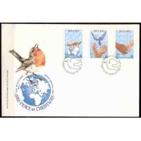 ILHA DE MAN - FEC ANO 1986- PAZ NO NATAL - PASSARINHOS, ESCRITA EM BRAILLE, MÃOS, SINAIS DE LIBRA - LINDA SÉRIE COM 3 SELOS SOBRE FDC ILUSTRADO COM GLOBO TERRESTRE E PASARINHO E TAMBÉM ESCRITO EM BRAILLE