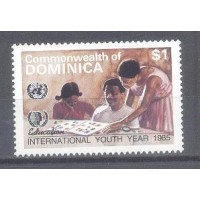 DOMINICA - EDUCAÇÃO - 1985 - Y 860 (1985) EDUCAÇÃO : ANO INTERNACIONAL DA JUVENTUDE- 1 d FAMÍLIA OBESRVANDO COLEÇÃO DE SELOS - 1 SELO DE SÉRIE DE 4 - O ÚNICO CUJO TEMA ESCRITO NO SELO É EDUCAÇÃO - MINT