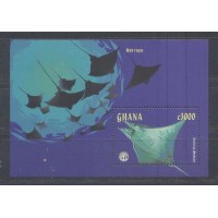 GHANA - Y B-352 (1998) FAUNA : PEIXE -ANO INTERNACIONAL DOS OCEANOS - RAIA MANTA - 1 BLOCO DE SÉRIE DE 2 - O QUE FALTA É UM COM TUBARÃO BRANCO