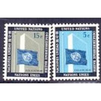 ONU NEW YORK - Y 104-105 (1962) - ANIVERSARIO MORTE DE DAG. HAMMARKJOLD - BANDEIRA A MEIO PAU SÉRIE 2 SELOS NOVOS COM LEVE PONTO DE FERRUGEM