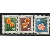 ALEMANHA DEMOCRÁTICA - Y556/58(1961) - EXPO INTERNACIONAL E HORTICULTURA A ERFUT -SÉRIE3 SELOS NOVOS COM PONTOS DE FERUGEM